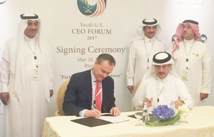 Honeywell President and CEO Darius Adamczyk and Saudi Aramco President and CEO Amin H. Nasser sign the agreement in Riyadh