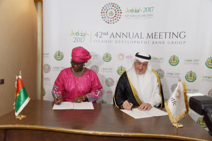 Eng. Hani Salem Sonbol, CEO of ITFC, and  Mrs Hadizatou Rosine Coulibaly, Minister of Economy, Finance and Development and Islamic Development Bank Governor for Burkina Faso, sign the agreement