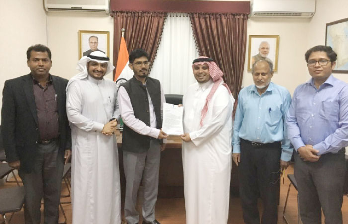 Indian Consul General Md. Noor Rahman Sheikh (3rd left) welcomes Abdullah M. Al-Kassabi as the new SIGN president. Also in the picture is Deputy Consul General Shahid Alam (rightmost)