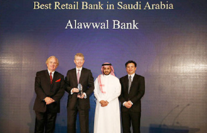 Alawwal Bank Managing Director Soren Nikolajsen receives the award