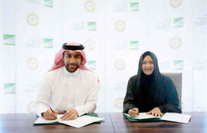 Fahd Al-Rasheed and Dr. Suhair AlQurashi sign Raiah contract