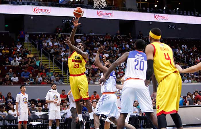 New Star import Ricardo Ratliffe fires a shot off TNT's Mo Tautuaa in their PBA Commissioner's Cup game at the Mall of Asia Arena Wednesday night.