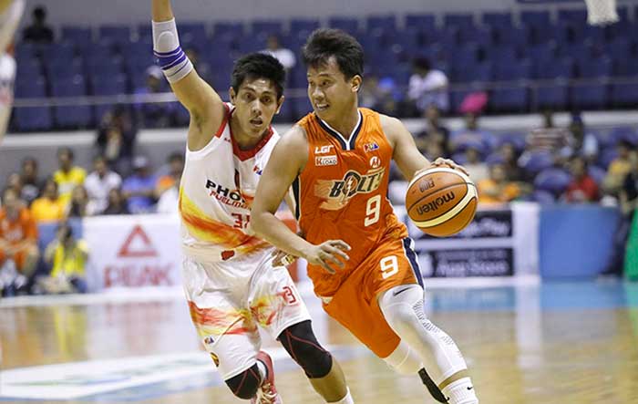 Meralco's Baser Amer slips past Phoenix's RJ Jazul in their PBA Commisioner's Cup game at the Smart Araneta Coliseum Wednesday night.
