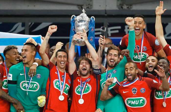 Paris Saint-Germain's Brazilian defender Maxwell (C) holds the trophy as he celebrates winning the French Cup final football match between Paris Saint-Germain (PSG) and Angers (SCO) on May 27, 2017, at the Stade de France in Saint-Denis, north of Paris. — AFP