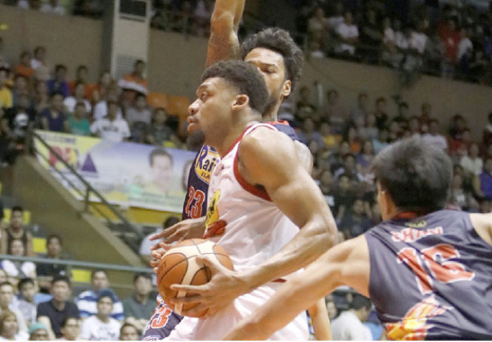 Star’s Tony Mitchell drives to the basket defended by Rain or Shine’s Jay Washington in Saturday night’s PBA Commissioner’s Cup road game in Batangas City.
