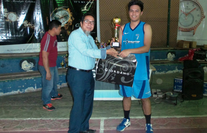 Most Valuable Player Gonzales of Knights receiving trophy and Giordano gift from Baba Ahmad Peradilla of Jeddah Dawah Center.