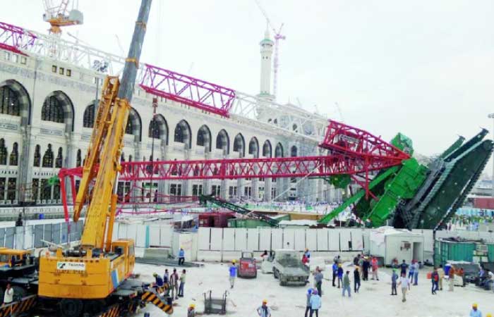 The crane’s incorrect position was in violation of operation regulations issued by the manufacturer of the crane. — Okaz photo