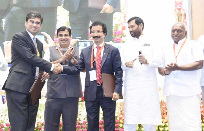 DP World Group Chairman and CEO Sultan Ahmed Bin Sulayem with Sujoy Bose, CEO National Investment and Infrastructure Fund (NIIF) and senior representatives during the signing of MoU at the inaugural session of the India Integrated Transport and Logistics Summit 2017