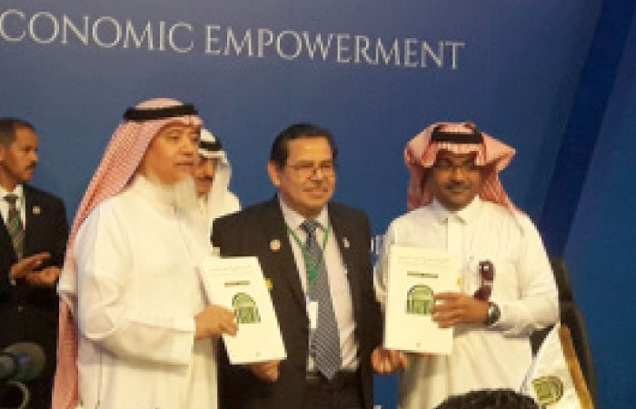 IRTI Director General Prof. Mohamed Azmi Omar, center, with Dr. Abdullah Turkistani, who represented the International Association of Islamic Economics (left), and a representative of Umm Al-Qura University, Makkah, Dr. Saleh Al-Alagla during the signing of the MoU in Jeddah