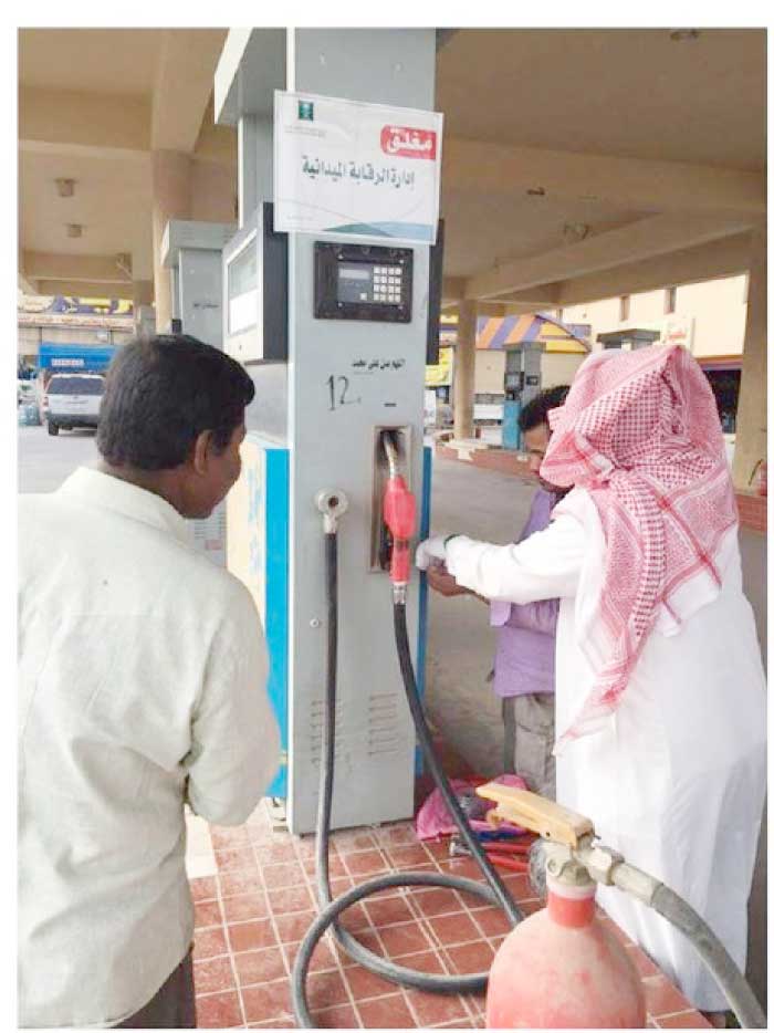 Ministry of Commerce and Investment officials shutting down a gas station for fraud. — Courtesy photos