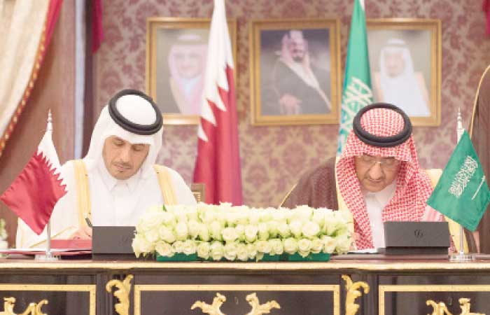 Crown Prince Muhammad Bin Naif, deputy premier and minister of interior, and Sheikh Abdullah Bin Nasser Bin Khalifa Al-Thani, Qatari prime minister and minister of interior, sign the minutes of the Saudi-Qatari Coordination Council’s 5th session at Al-Salam Palace in Jeddah on Tuesday. — SPA