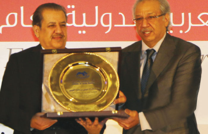 Eisa M. Al Eisa, Chairman of Samba Financial Group, receives the award from Sheikh Mohamed El-Sabbah, Chairman of the Board of Directors of the Union of Arab Banks, during the opening ceremony of the 2017 Arab Banking Summit