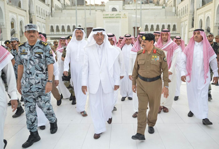 Makkah emir attends iftar at Grand Mosque