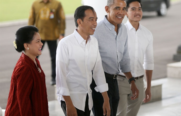 Former US president Barack Obama, second right, walks with Indonesian President Joko Widodo, second left, along with Widodo's wife Iriana, left, and son Kaesang Pangarep, right, upon arrival for their meeting at Bogor Presidential Palace in Bogor, West Java, Indonesia on Friday. — Reuters