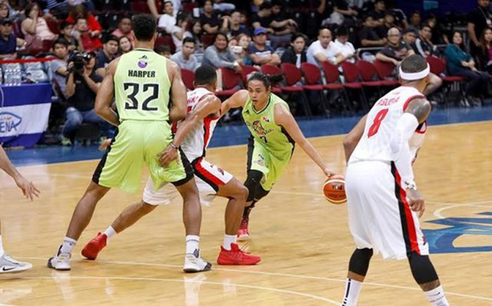 GlobalPort's Terrence Romeo tries to get past Alaska's Ping Exciminiano with Calvin Abueva (R) watching as teammate Justin Harper provides a screen in their knockout match for the last ticket to the PBA Commissioner's Cup quarterfinals at the Mall of Asia Arena Sunday night.