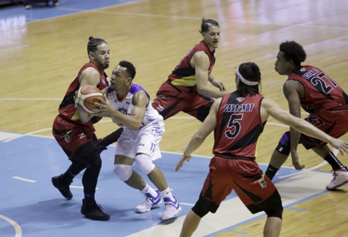 TNT's Jayson Castro gets surrounded by four SMB players —(clockwise) Brian Heruela, Marcio Lassiter, Gabby Espinas, and Alex Cabagnot — as he tries to find space for a shot in Game 4 of the PBA Commissioner's Cup Finals Wednesday night at the Smart-Araneta Coliseum.