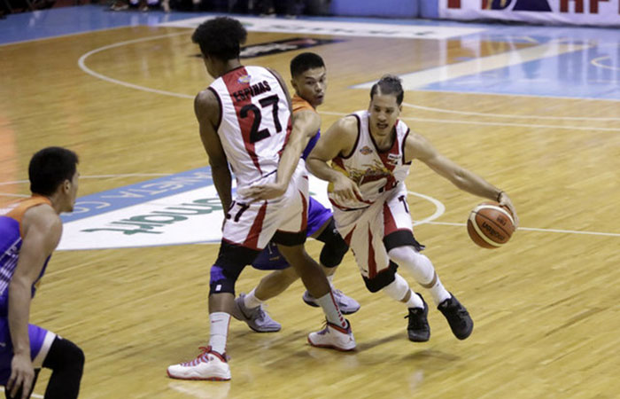 SMB's Marcio Lassiter makes use of the screen set up by teammate Gabby Espinas as he goes for a drive in Game 5 of the PBA Commissioner's Cup Finals at the Smart-Araneta Coliseum Friday night.