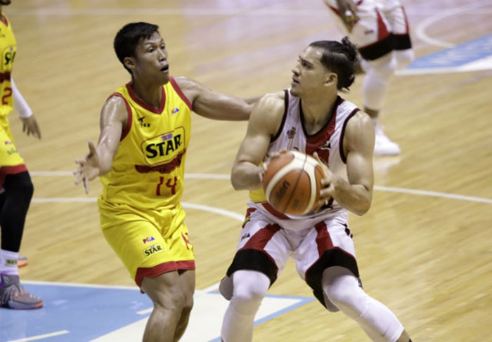 San Miguel Beer's Marcio Lassiter looks for an opening while being guarded by Star's Mark Barroca in Game 3 of the PBA Commissioner's Cup semifinals at the Smart-Araneta Coliseum Wednesday night.