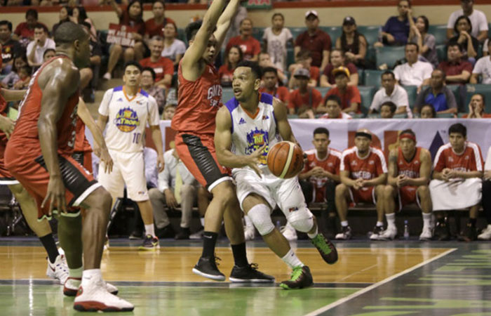 TNT's Jayson Castro finds his path blocked by Ginebra's Scottie Thompson and Justin Brownlee (L) in Game 4 of their PBA Commissioner's Cup semifinals at the Cuneta Astrodome Saturday night.