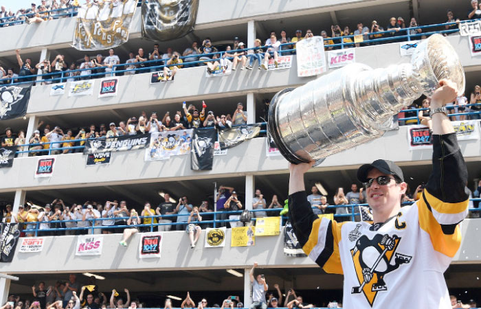 Sidney Crosby of the Pittsburgh Penguins hoists the Stanley Cup during the Victory Parade and Rally in Pittsburgh Wednesday. — AFP