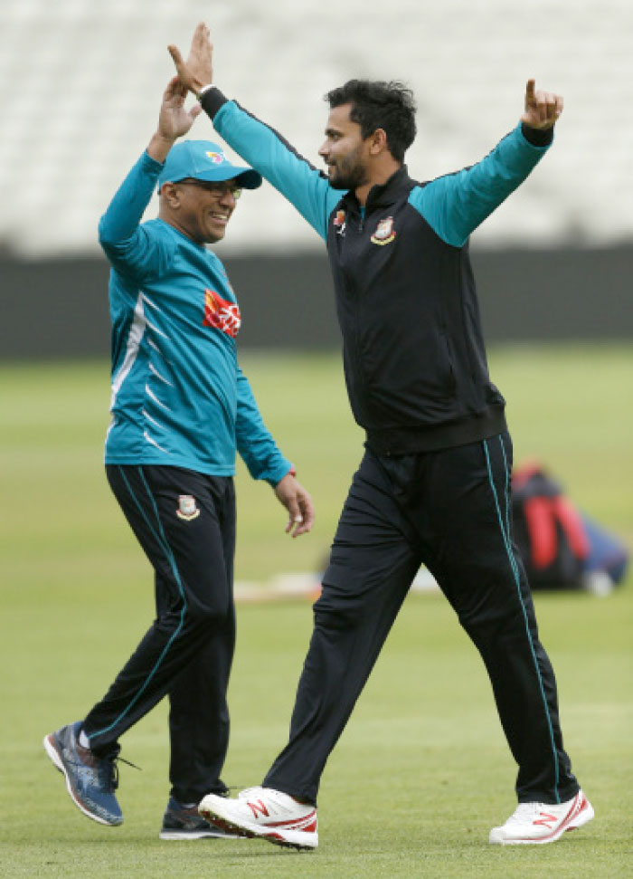 Bangladesh’s Coach Chandika Hathurusingha (L) and Mashrafe Mortaza during nets i Edgbaston on Tuesday. — Reuters