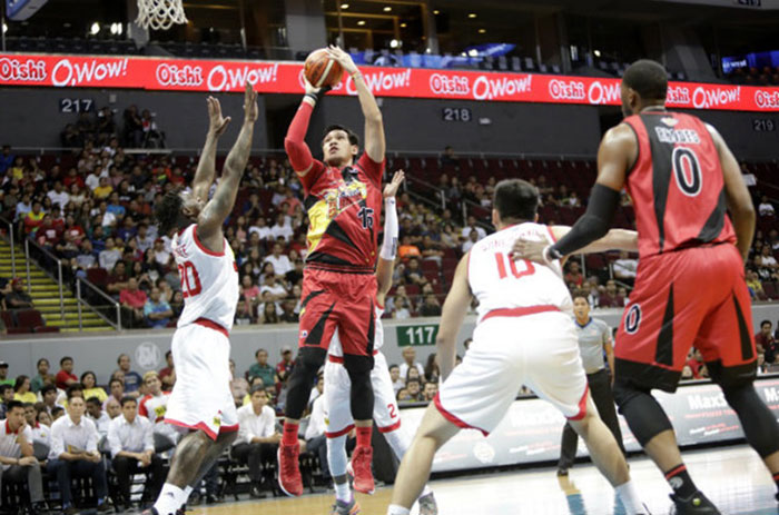 San Miguel Beer's June Mar Fajardo goes up for a shot off Star's Ricardo Ratliffe as SMB's Charles Rhodes (0) and Star's Ian Sangalang (10) react during their Game 2 of their PBA Commissioner's Cup semifinals at the Mall of Asia Arena on Monday night. — SG photo