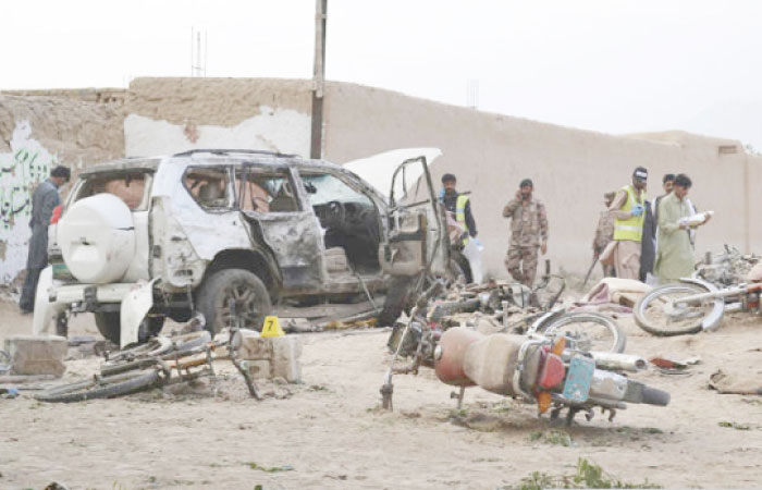 Pakistani investigators collect evidence at the site of a deadly suicide bombing, claimed by Daesh (the so-called IS) in Mastung, Baluchistan, Pakistan, in this May 12, 2017 file photo. — AP