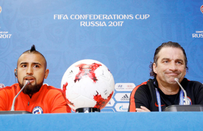 Chile’s Arturo Vidal (L) and coach Juan Antonio Pizzi at the press conference in St. Petersburg Saturday. — Reuters